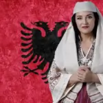 O rosto de Diella, a primeira ministra de IA do mundo, fundindo-se com código digital, simbolizando a complexa entrada da IA na política.