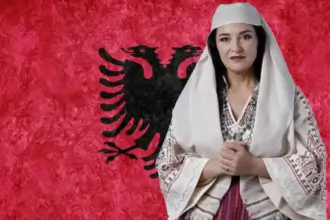 O rosto de Diella, a primeira ministra de IA do mundo, fundindo-se com código digital, simbolizando a complexa entrada da IA na política.